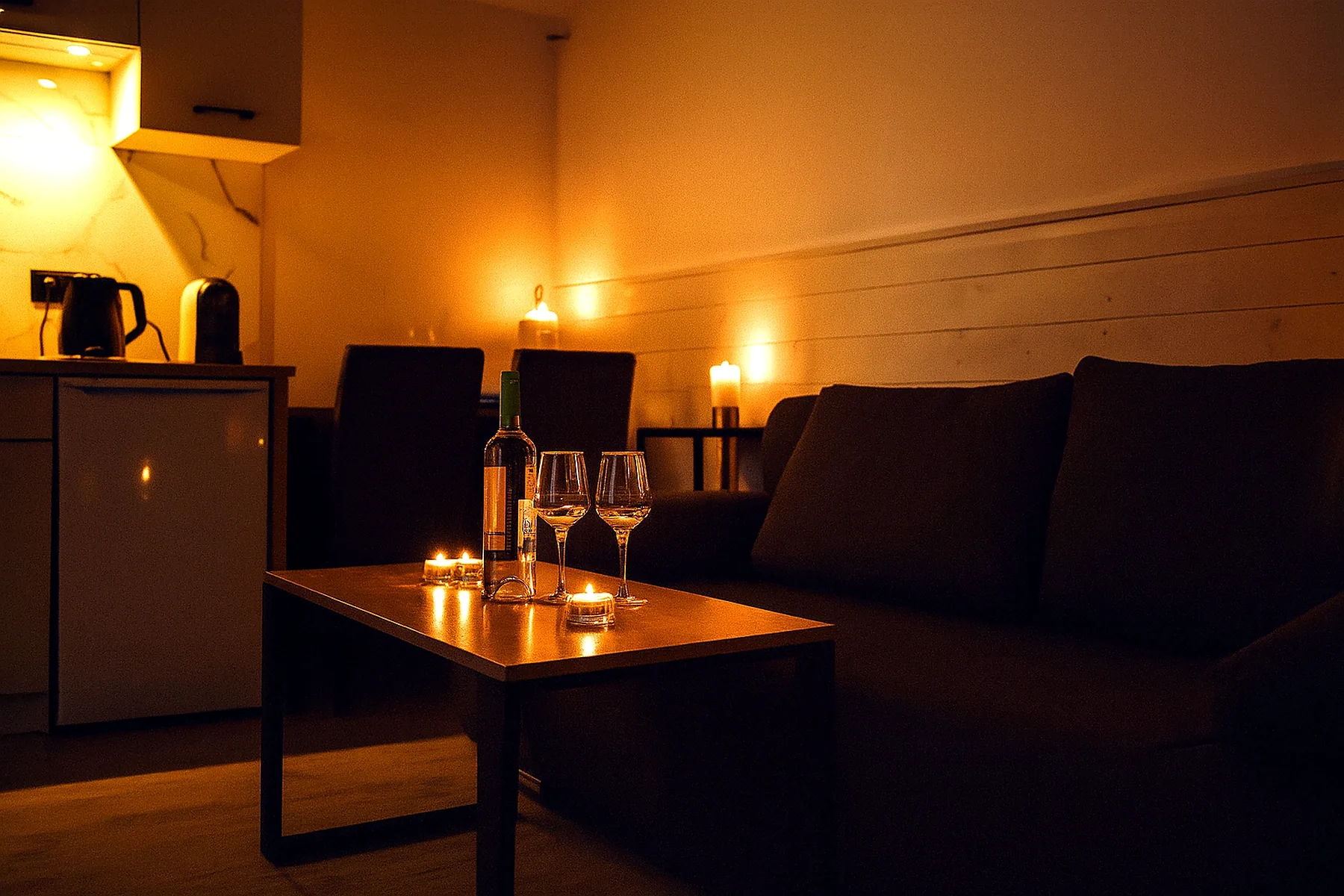 Wieczorny klimat apartamentu Riviera Poddąbie ze świecami